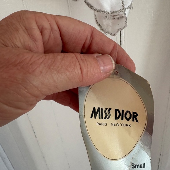 Vintage Miss Dior New with Tags Embroidered White Wrap Robe Small - Picture 3 of 15
